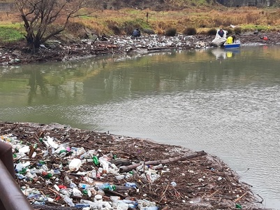 Mehedinţi: Operaţiunea  de curăţare a râului Cerna de pet-uri şi material lemnos, îngreunată, după ce un baraj flotor a cedat - FOTO, VIDEO
