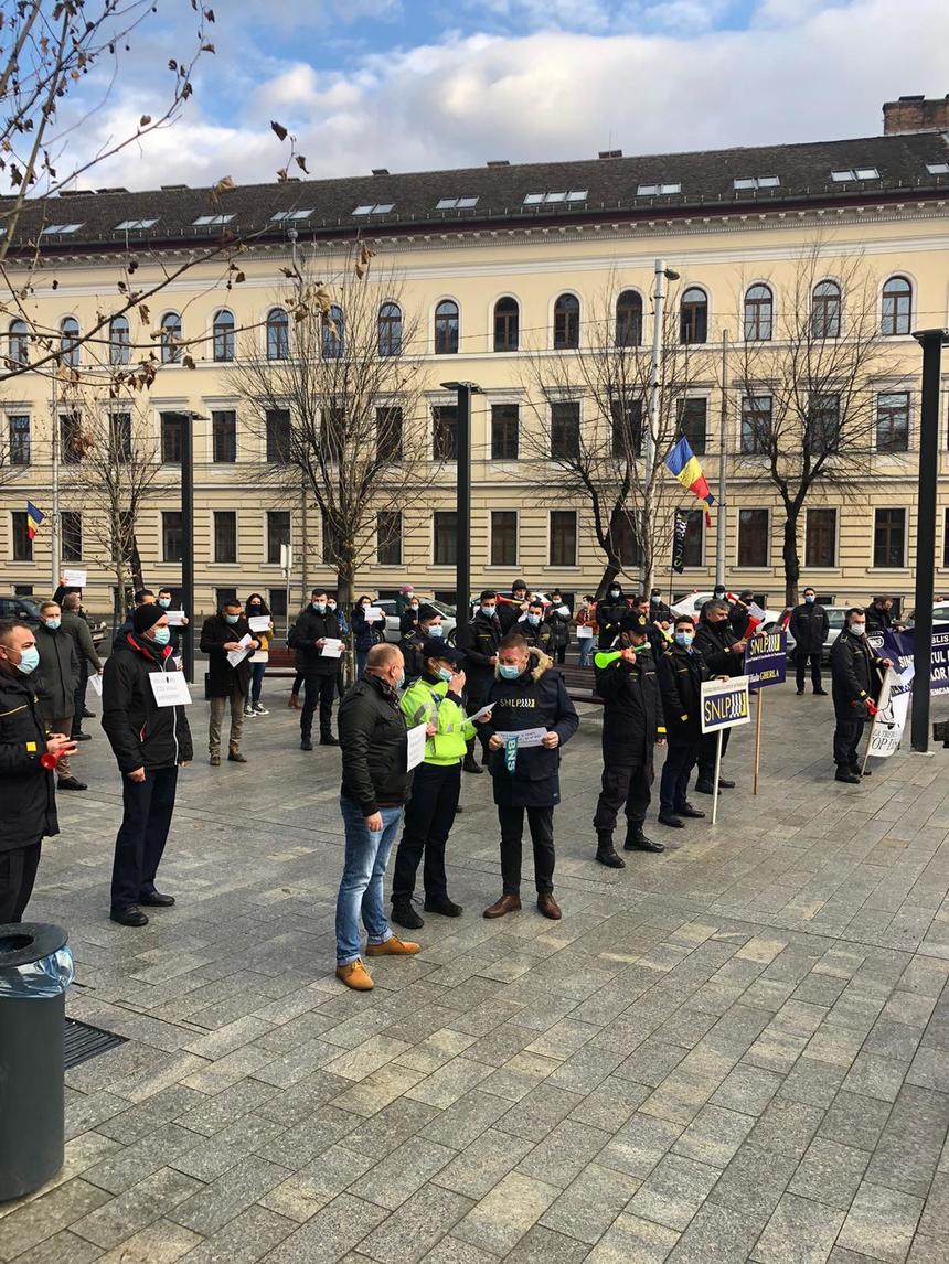 Proteste în faţa Ministerului Muncii şi la prefecturile din Bacău, Timiş şi Cluj, faţă de "îngheţarea" salariilor şi a pensiilor 