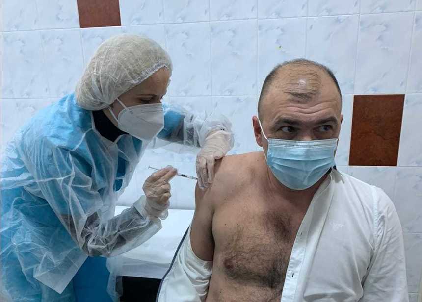 Primarul municipiului Caransebeş, Felix Borcean, s-a vaccinat împotriva COVID-19