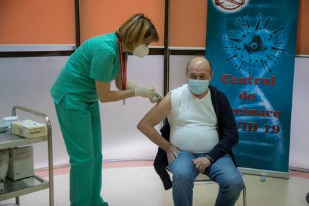 Traian Băsescu s-a vaccinat împotriva COVID-19 la Spitalul Militar „Carol Davila”