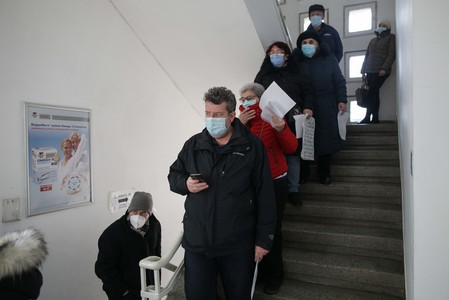 Zeci de persoane au aşteptat la rând pentru a se vaccina împotriva COVID-19 la Institutul "Marius Nasta"/ Cât timp platforma informatică nu a funcţionat, datele pacienţilor au fost preluate, urmând a fi înregistrate în sistem ulterior - FOTO