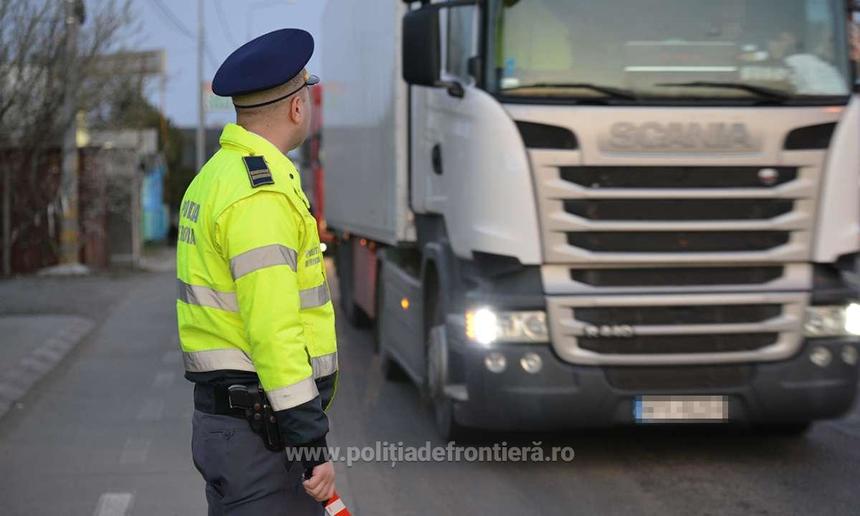 Coadă de automarfare la ieşirea din ţară spre Ungaria, în special la punctele de frontieră Nădlac II, Vărşand şi Petea/ Poliţia de Frontieră anunţă că s-au suplimentat arterele de control deschise pentru camioane 