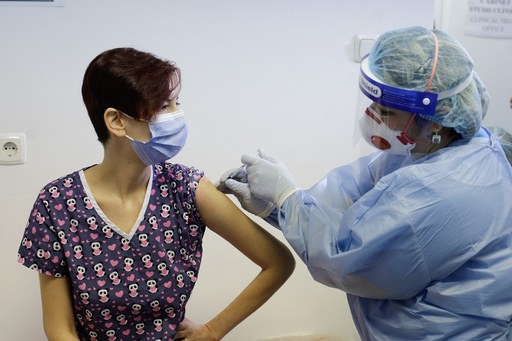 Guvernul a inclus în etapa a doua de vaccinare mai multe categorii, printre care navigatorii, personalul de pe platforme marine şi casierii din magazine alimentare - DOCUMENT
