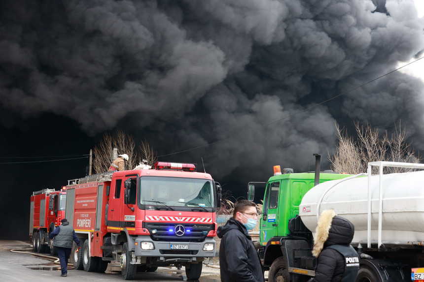 Amenzi de 175.000 de lei pentru două firme de reciclare, în urma incendiului izbucnit la ieşirea din municipiul Buzău