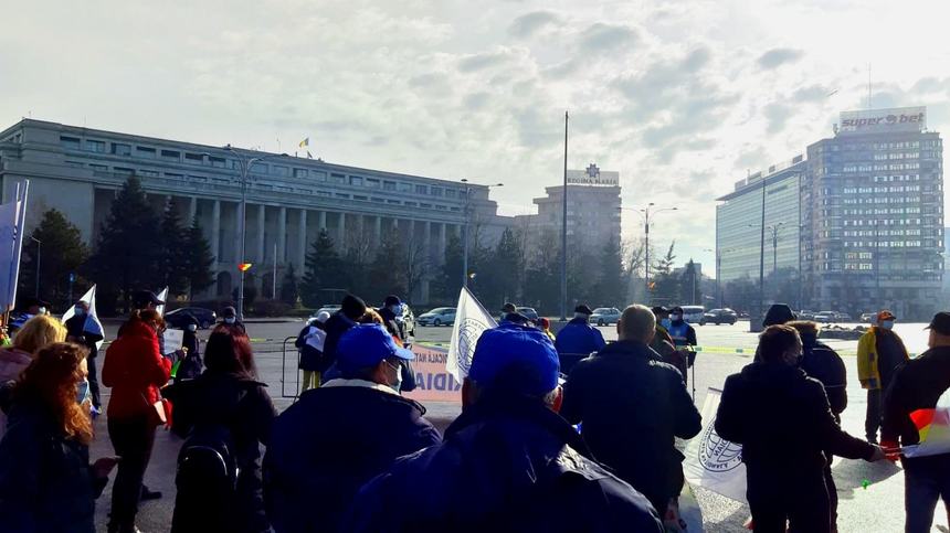 Proteste în Bucureşti, faţă de îngheţarea salariilor şi a pensiilor militare/ În Piaţa Victoriei, aproximativ o sută de persoane pichetează sediul Guvernului/ Revendicările protestatarilor - FOTO

