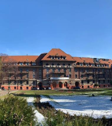 UPDATE - Clotilde Armand: Toată conducerea RAPPS trebuie zburată urgent din funcţie şi să răspundă în faţa legii/ Primarul Sectorului 1 reclamă că Hotelul Triumf, monument istoric, este lăsat să se degradeze/ Precizările RAPPS - FOTO