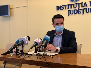 Prefectul de Argeş face apel către angajaţii care intră în a doua etapă de vaccinare să acorde prioritate vârstnicilor şi celor care suferă de afecţiuni cronice/ Deocamdată, programările sunt blocate din lipsa dozelor de vaccin