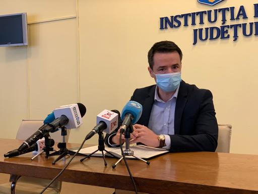 Prefectul de Argeş face apel către angajaţii care intră în a doua etapă de vaccinare să acorde prioritate vârstnicilor şi celor care suferă de afecţiuni cronice/ Deocamdată, programările sunt blocate din lipsa dozelor de vaccin