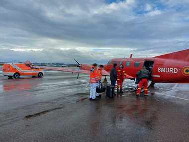 Copil diagnosticat cu stenoză de valvă pulmonară severă, aflat în stare gravă, transportat cu avionul Stuttgart - VIDEO 