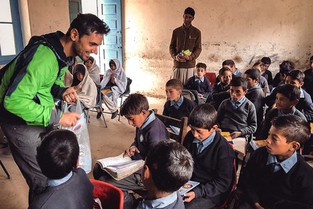 Fundaţia Alex Găvan plăteşte salariile pentru trei profesori care predau în şcoala din Askole, din nordul Pakistanului, punct de plecare pentru expediţiile în Karakorum / Ministrul regional al Turismului i-a mulţumit alpinistului român