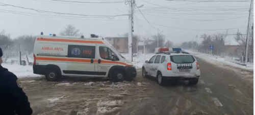 Constanţa: O maşină în care se afla o femeie care trebuia să nască a rămas înzăpezită/ Un echipaj de Poliţie a transportat pacienta la o ambulanţă care a dus-o la spital - VIDEO