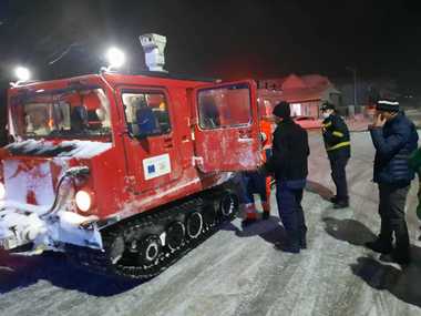 UPDATE - Constanţa: Două femeie însărcinate au fost preluate cu şenilatele ISU Dobrogea/ O femeie a născut acasă, asistată de echipajul de pe ambulanţă - FOTO, VIDEO