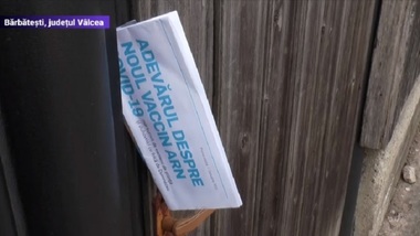 Pliante cu mesaje împotriva vaccinării anti-COVID, lăsate în porţile localnicilor din Bărbăteşti, Vâlcea - FOTO

