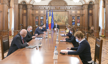 UPDATE - Iohannis: În unanimitate am decis că începând de luni majoritatea copiilor merg fizic la şcoală. Vor fi scenarii diferenţiate în funcţie de numărul de îmbolnăviri de COVID din fiecare localitate. Pregătiţi copiii pentru şcoală! - VIDEO
