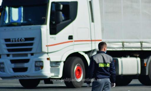 Trafic crescut pentru camioane, la graniţa cu Ungaria/ La punctele de frontieră Nădlac II şi Petea se înregistrează timpi de aşteptare ridicaţi