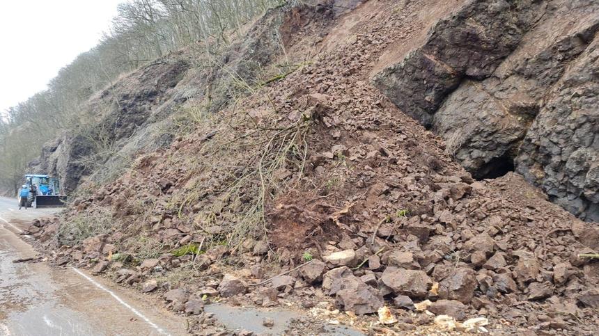 UPDATE Circulaţie rutieră problematică pe DN7, în judeţul Arad, în urma unei alunecări de teren. Bucăţi de pământ şi piatră au căzut pe carosabil / CNAIR: La această oră, traficul se desfăşoară pe jumătate de cale | FOTO, VIDEO 