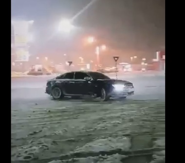 Botoşani: Tânăr de 21 de ani, amendat cu peste 3.000 lei pentru că făcea derapaje controlate în parcarea unui supermarket | VIDEO 