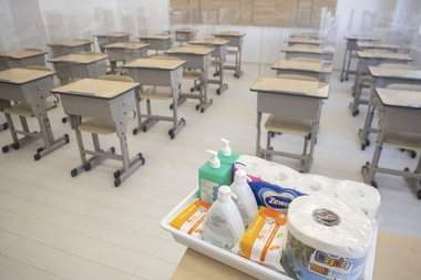 Majoritatea elevilor revin de luni în sălile de curs - Ministerele Educaţiei şi Sănătăţii prezintă un nou formular de exprimare a consimţământului părinţilor pentru testarea copiilor, precum şi situaţiile exceptate de la purtatea măştii - DOCUMENT