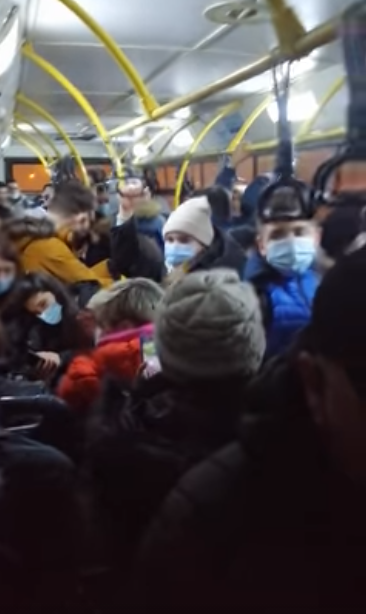 Aglomeraţie în autobuzele firmei de transport în comun din municipiul Buzău şi comunele limitrofe, odată cu începerea şcolii/ Numărul curselor, redus din lipsa banilor/ Programul va fi corectat pe unele rute - VIDEO