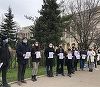 Protest al elevilor şi studenţilor în Piaţa Victoriei, faţă de eliminarea gratuităţii pe mijloacele de transport. Ei au scandat  “Nu ne luaţi transportul gratuit” şi “Florin Cîţu să ne vadă, facem orele în stradă” - FOTO