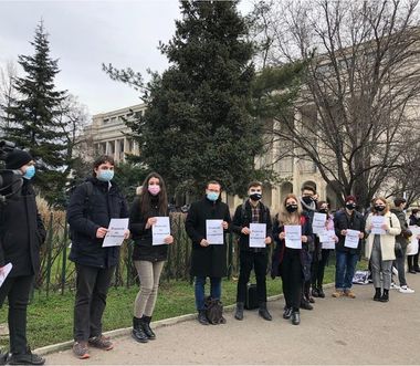 Protest al elevilor şi studenţilor în Piaţa Victoriei, faţă de eliminarea gratuităţii pe mijloacele de transport. Ei au scandat  “Nu ne luaţi transportul gratuit” şi “Florin Cîţu să ne vadă, facem orele în stradă” - FOTO