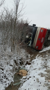 UPDATE - Plan Roşu de Intervenţie, după un accident rutier produs în Caraş-Severin, în care a fost implicat un autocar cu pasageri/ Şase persoane au fost transportate la spital - FOTO