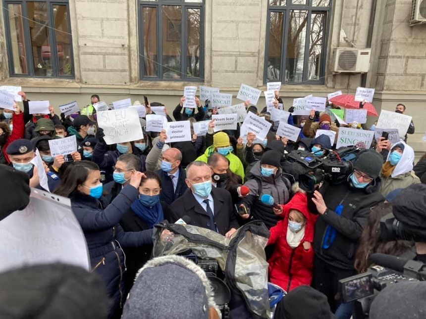 Protest al elevilor şi părinţilor de la Colegiul Gheorghe Şincai din Capitală, nemulţumiţi de decizia Primăriei  Sectorului 4 de a reloca unitatea/ Sorin Cîmpeanu: Nu va avea loc nicio relocare în cursul acestui an şcolar
