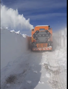 Drumarii intervin pentru îndepărtarea zăpezii viscolite de pe DN 67 C, la ieşirea din Rânca spre Transalpina, unde zăpada are 2 metri / Mai multe maşini dintr-o parcare, îngropate în zăpadă / Drumul de acces spre staţiune nu a fost afectat - VIDEO
