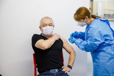 Emil Boc: Azi m-am vaccinat cu vaccinul AstraZeneca. Totul Ok. Recomand tututor să se vaccineze. Nimeni nu este în siguranţă până când toţi vom fi în siguranţă - FOTO