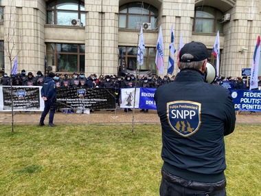 Val de proteste în Bucureşti - Sindicalişti din Ministerul de Interne, ceferişti şi angajaţi din sistemul sanitar pichetează sediul Guvernului şi al partidelor de coaliţie / Proteste anunţate şi în faţa mai multor prefecturi 