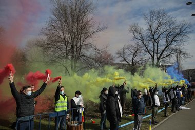 Protest al sindicaliştilor, cu fumigene, în Piaţa Victoriei. Angajaţii din mai multe domenii ale sistemului bugetar reclamă îngheţarea veniturilor - FOTO