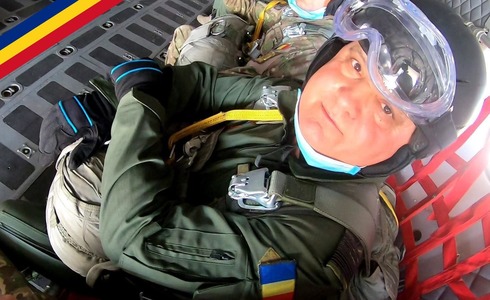 Colonelul Gheorghe Năstăsescu, infectat cu noul coronavirus, a murit / Avea 32 de ani în Armata Română şi făcuse peste 400 de salturi cu paraşuta