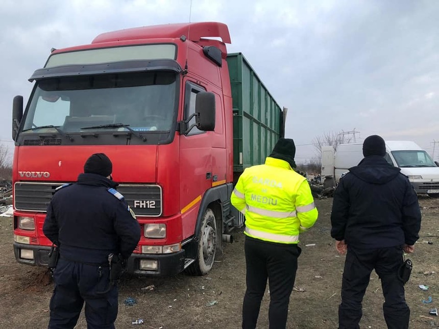 Încă un camion confiscat de Garda Naţională de Mediu, pentru transport si depozitare ilegală de deşeuri