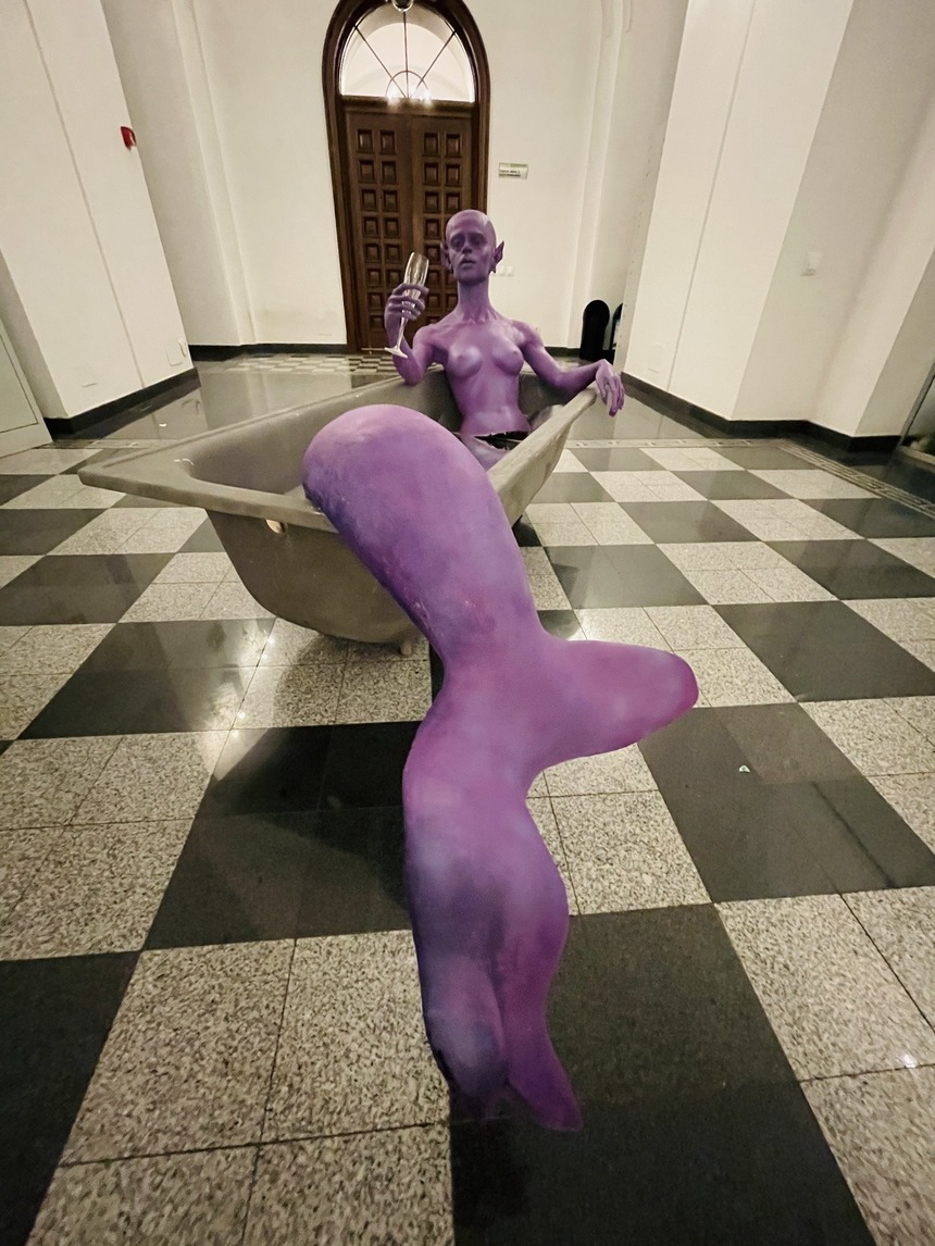 Clotilde Armand, despre statuile din holul Primăriei: Nu sunt nici „Drăcoaice” şi nici „înconjurată de drăcoaice”. Sunt operele de artă ale absolvenţilor de la secţia de Sculptură de la Universitatea Naţională de Artă - FOTO
