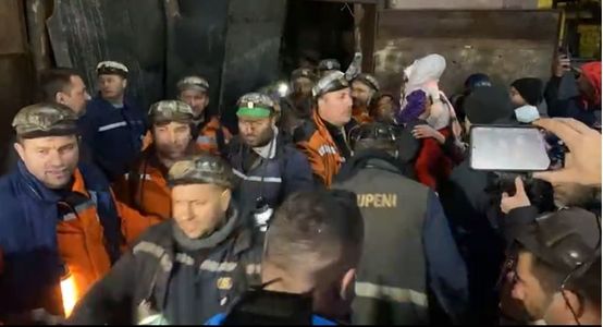 Minerii blocaţi în subteranul Minei Lupeni au ieşit la suprafaţă, fiind întâmpinaţi de familii - FOTO
