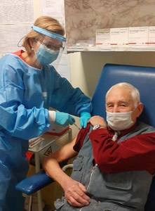 Veteran de război, în vârstă de 91 de ani, vaccinat împotriva coronavirus/ Sabin Husariu a decis să se imunizeze pentru că a trăit vremuri în care vaccinurile au salvat lumea de boli grave