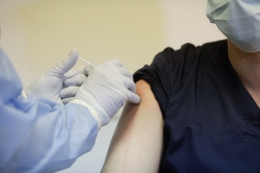 Programarea pentru vaccinarea cu serul Pfizer/BioNTech, reluată de sâmbătă. 56.000 de persoane se vor putea vaccina în următoarele 20 de zile 