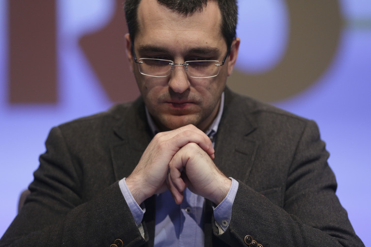 Vlad Voiculescu, despre neregulile care apar în rapoartele în urma incendiilor de la Piatra Neamţ şi "Matei Balş": Sunt multe. Vorbim despre spaţiu insuficient, numărul de paturi, clădiri vechi, instalaţii electrice şi instalaţii de gaze medicale vechi