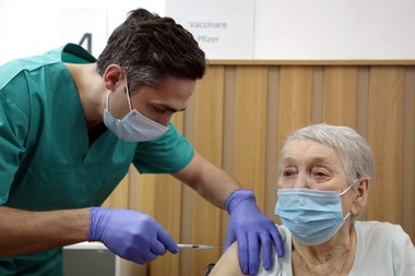 UPDATE - Persoana cu numărul un milion, o femeie de 86 de ani, a fost vaccinată / Cîţu: Vom putea porni cu faza a treia pe 15 martie, deci vom porni vaccinarea generală - FOTO