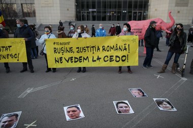 Protest la Tribunalul Bucureşti faţă de decizia în Dosarul 10 august – Protestatarii au bannere şi au proiectat pe clădirea instanţei mesajul ”Judecăm şi noi ceva?” - FOTO / VIDEO