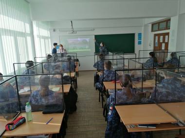 Constanţa: 16 elevi ai Colegiului Militar "Alexandru Ioan Cuza", confirmaţi cu COVID-19, şase dintre ei fiind internaţi la spitalul mobil. Forţele Navale anunţă măsuri pentru limitarea infectărilor în instituţiile sale de învăţământ