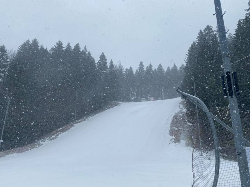 Sute de turişti, pe pârtiile de mare altitudine din Sinaia, unde se schiază - VIDEO