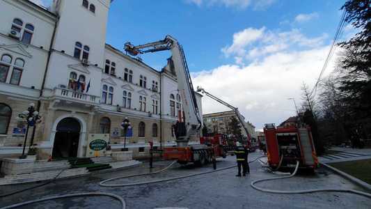 UPDATE - Comitetul Judeţean pentru Situaţii de Urgenţă Suceava se reuneşte după incendiul de la Palatul Administrativ / Incendiul a fost lichidat / Zona va fi supravegheată / Anunţul lui Gheorghe Flutur