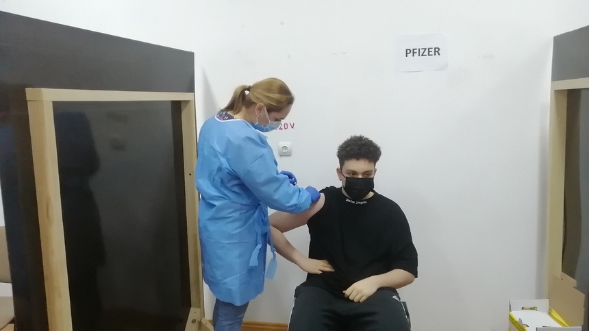 Un adolescent de 16 ani şi 3 zile, vaccinat la un centru din judeţul Prahova: Este o oportunitate foarte bună pentru mine să scap de virus şi să pot ieşi mai relaxat pe stradă şi oriunde vreau - FOTO / VIDEO