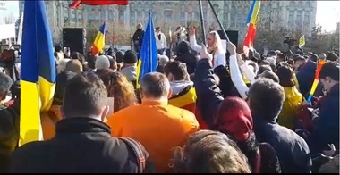 UPDATE - Protest în Capitală faţă de vaccinarea obligatorie şi introducerea "paşaportului" de vaccinare/ Organizatorul, amendat de jandarmi cu 7.000 de lei