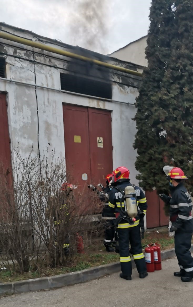 Intervenţie a pompierilor la un post de transformare din curtea Spitalului Municipal Dej / Mai multe elemente din tabloul pentru siguranţe s-au aprins / Policlinica şi zona administrativă, fără curent - FOTO / VIDEO