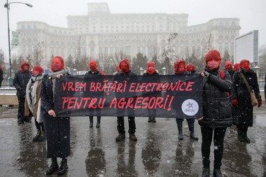Flashmob organizat de comunitatea Declic pentru a atrage atenţia asupra violenţei domestice şi a cere deblocarea proiectului de lege privind monitorizarea electronică a agresorilor. Participanţii au avut eşarfe roşii pe faţă - FOTO, VIDEO