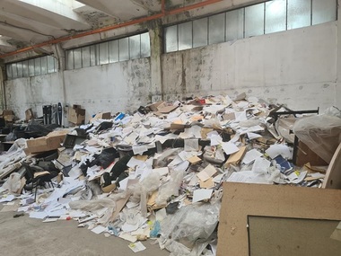 Constanţa - Peste 100.000 de dosare şi alte documente care aveau legătură cu terenuri, găsite aruncate într-un depozit Primar: Oare a încercat cineva să şteargă urmele celor 20 de ani de administraţie roşie? 