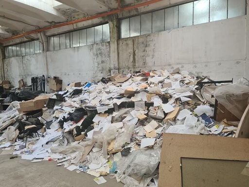Constanţa - Peste 100.000 de dosare şi alte documente care aveau legătură cu terenuri, găsite aruncate într-un depozit Primar: Oare a încercat cineva să şteargă urmele celor 20 de ani de administraţie roşie? 