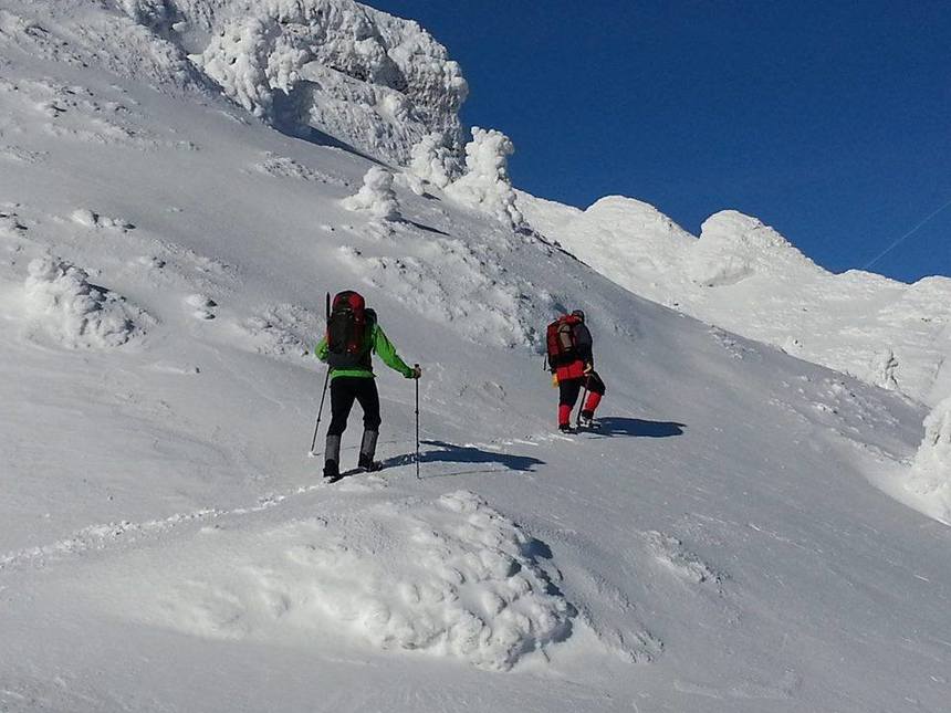 Risc maxim de avalanşă în Masivul Bucegi / Turiştii sunt avertizaţi să evite drumeţiile montane - VIDEO
